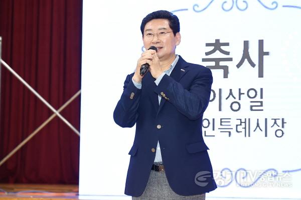 [크기변환]사본 -2. 이상일 용인특례시장이 1일 2023 패밀리가 떳다! 가족 역사,통일 골든벨 행사에서 축사를 하고 있다.jpg
