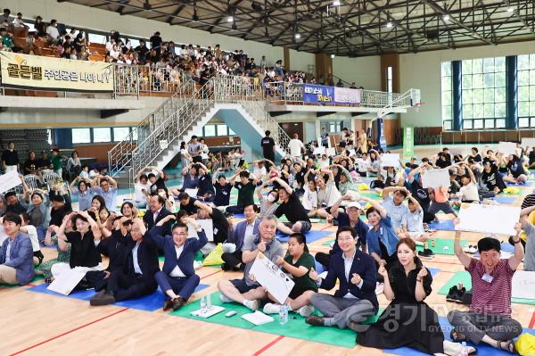 [크기변환]사본 -4. 이상일 용인특례시장이 1일 2023 패밀리가 떳다! 가족 역사,통일 골든벨 행사에서 참가자들과 기념촬영을 하고 있다.jpg