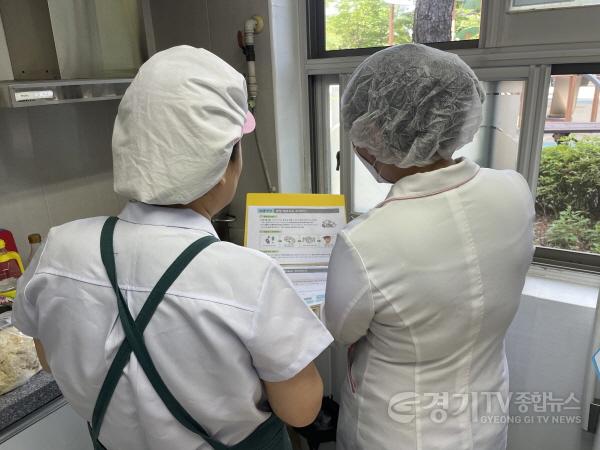 [크기변환]사본 -2. 용인특례시가 사회복지급식관리지원센터를 본격적으로 운영한다.센터 관계자(오른쪽)가 시설 조리원을 대상으로 식단 관련 조언을 하고 있다..jpg