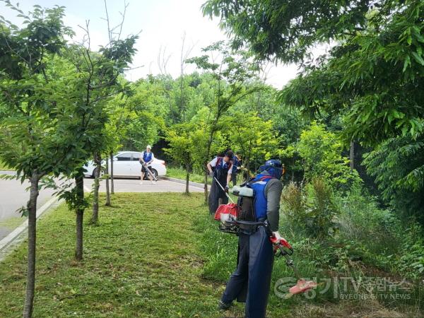 [크기변환]사본 -(보도사진)노사합동 장애인 거주시설 주변환경 정화활동 실시1.jpg