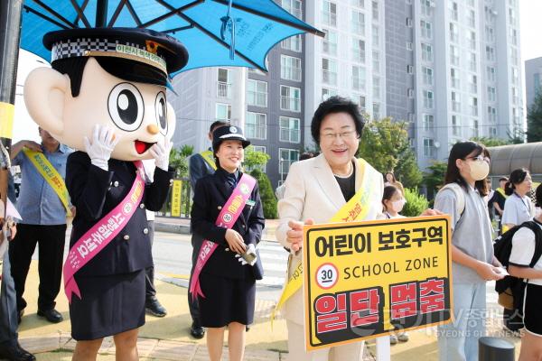 [크기변환]사본 -김경희 이천시장 어린이 등굣길 안전을 위한 교통안전캠페인 참여 (1).jpg