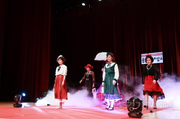 [크기변환]사본 -15-3. 4일 시청 에이스홀에서 열린 제1회 시니어 패션쇼에서 개화기 의상을 선보이고 있는 시니어 모델의 런웨이.jpg