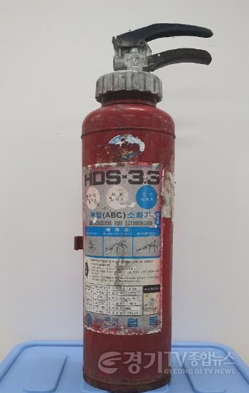 [크기변환]사본 -1986년산 노후 가압식소화기(용기하단 부식 및 호스 탈락).jpg
