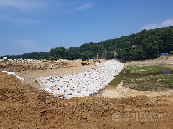 [크기변환]사본 -4. 용인특례시가 여름철 우기를 대비해 농업기반시설 안전관리 대책을 추진하고 있다. 사진은 백암면 고안리 일원 아곡 저수지 정비 공사 현장..jpg