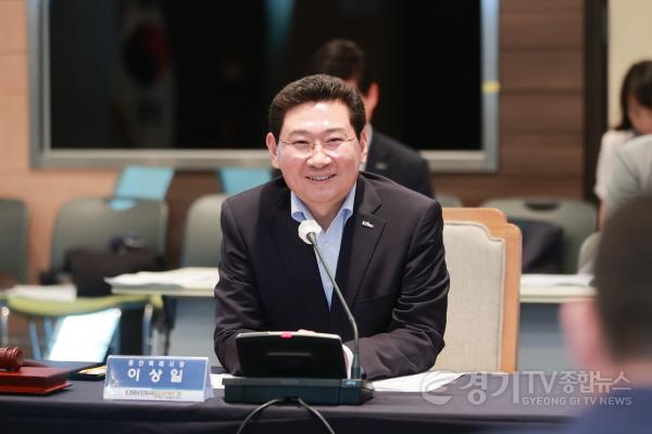[크기변환]사본 -11-1. 이상일 용인특례시장이 5일 경기도 고양시 킨텍스에서 열린 특례시시장협의회 정기회의에서 인사말을 하고 있다 (1).jpg