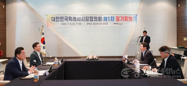 [크기변환]사본 -11-3. 이상일 용인특례시장이 5일 경기도 고양시 킨텍스에서 열린 특례시시장협의회 정기회의에서 특례시장들과 특례시 특별법 제정 촉구 등을 논의했다 (1).jpg