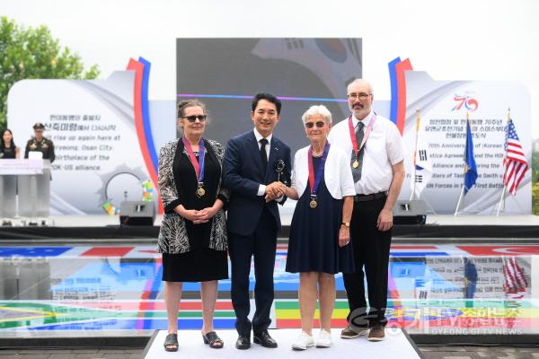 [크기변환]사본 -유엔군 초전기념식_박민식 국가보훈부 장관이 유가족에게 평화의 사도 메달을 전달하는 모습 (1).jpg