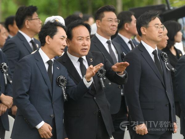 [크기변환]사본 -유엔군 초전기념식_이권재 오산시장이 박민식 국가보훈부 장관과 이야기를 나누는 모습.jpg