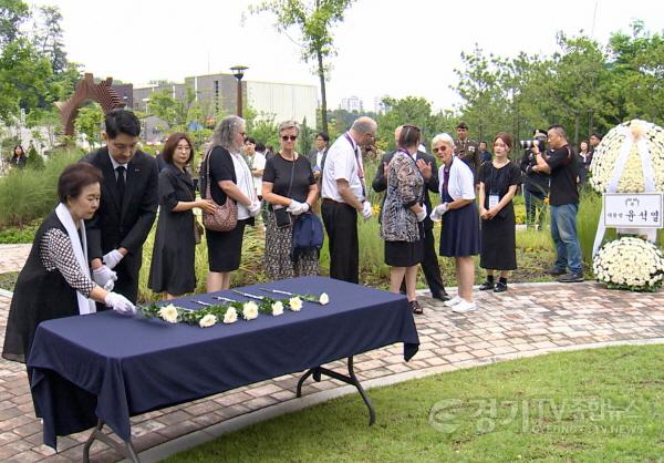 [크기변환]사본 -유엔군 초전기념식_참전용사 유가족들이 헌화를 하는 모습.jpg