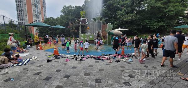 [크기변환]사본 -4-4. 용인특례시가 물놀이장과 물놀이형 바닥분수 등 무더위를 식힐 수 있는 시설을 본격 운영한다. 사진은 한숲햇빛근린공원 물놀이장..jpg