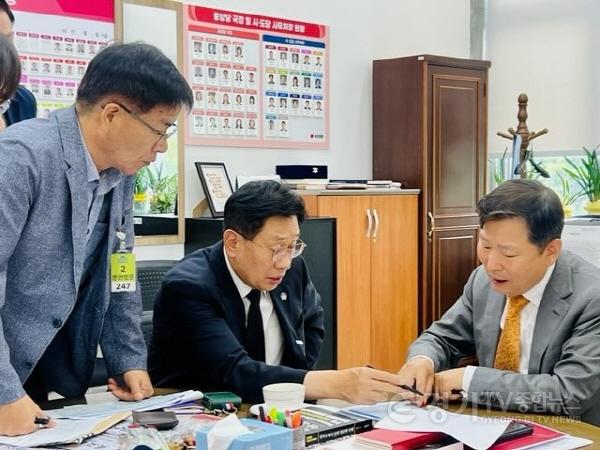 [크기변환]사본 -전진선 양평군수, 이철규 국민의힘 사무총장 면담 (1).jpg