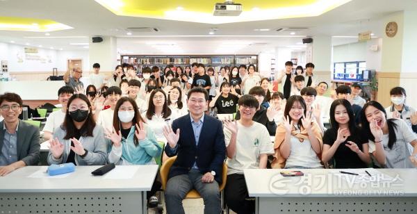 [크기변환]사본 -11-4. 이상일 용인특례시장이 7일 용인고등학교 학생들을 대상으로 특강을 진행하는 모습.jpg