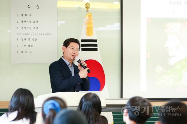 [크기변환]사본 -11-2. 이상일 용인특례시장이 7일 용인고등학교 학생들을 대상으로 특강을 진행하는 모습.jpg