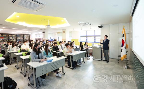 [크기변환]사본 -11-1. 이상일 용인특례시장이 7일 용인고등학교 학생들을 대상으로 특강을 진행하는 모습.jpg