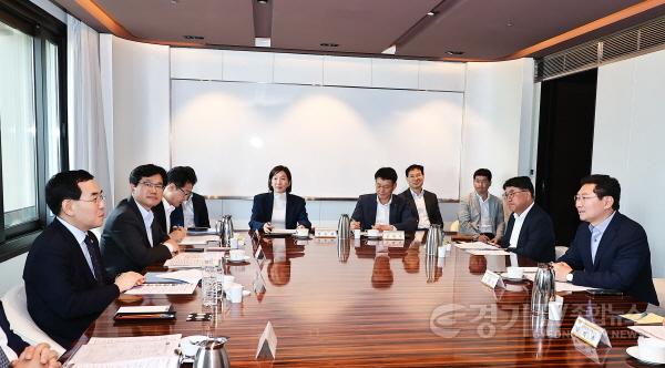 [크기변환]사본 -9-2. 이상일 용인특례시장(오른쪽)이 7일 반도체 클러스터 전력공급 대책회의에서 이창양 산업자원부 장관(왼쪽)과 이야기를 나누고 있다.jpg