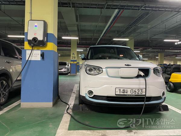 [크기변환]사본 -3. 주차대수 50대 이상의 공중이용시설을 대상으로 내년 1월 28일까지 전기차 충전시설 설치가 의무화된다. 사진은 충전하고 있는 전기차. (2).jpg