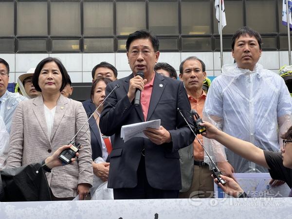 [크기변환]사본 -전진선양평군수 민주당사 앞 사업재개를 위한 기자회견(1).jpg