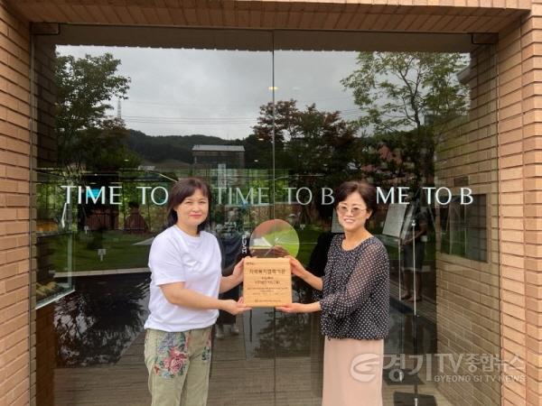 [크기변환]사본 -2. 성복동 지역사회보장협의체가 타임투비에 현판을 전달했다.jpg