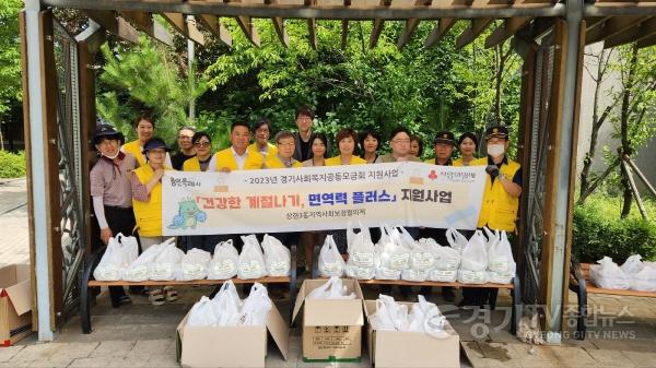 [크기변환]사본 -4-8. 수지구 상현3동 지역사회보장협의체가 지난 4일 취약계층 가구에 삼계탕을 전달했다..jpg