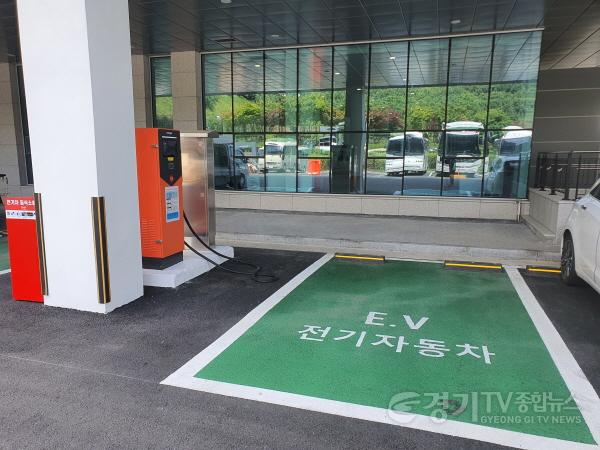 [크기변환]사본 -1. 용인특례시가 30세대 이상 공동주택단지에 전기차 충전시설을 의무 설치토록 했다. 사진은 시청 주차장 내 전기차 전용 주차공간.jpg