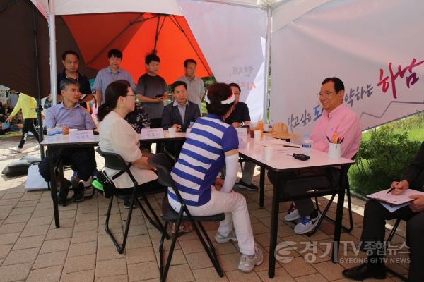 [크기변환]사본 -이현재 하남시장, 물놀이장서 8번째 이동시장실 개최…생활 불편 해소 소통 행보 (2).jpg