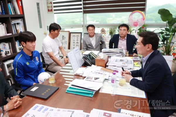[크기변환]사본 -4-2. 이상일 용인특례시장이 10일 2023 아시아축구연맹 17세 이하 아시안컵 준우승 주역인 백인우 선수를 만나 격려했다..jpg