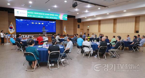 [크기변환]1-2 평택시 개인택시 신규면허자 면허증 수여식 개최.JPG