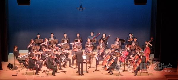 [크기변환]사본 -6-1. 평생학습마을 공동체 우수마을로 선정된 뮤직코이노니아의 공연 모습.jpg