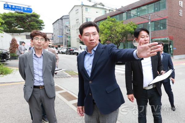 [크기변환]사본 -7-1. 지난 7일 용인고등학교를 통학 안전 상황을 확인하고 있는 이상일 용인특례시장.jpg