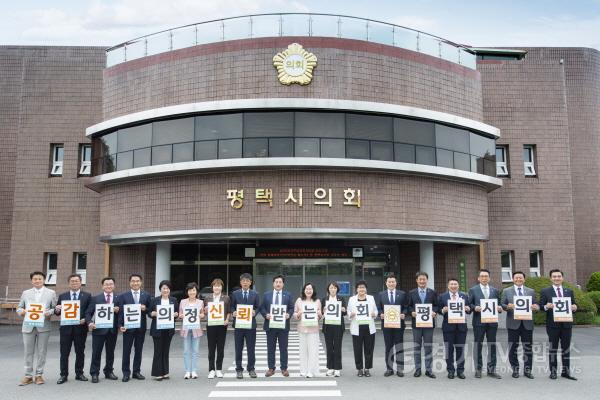 [크기변환]제9대 의원 단체사진.jpg