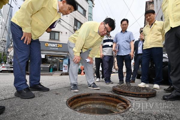 [크기변환]사본 -김현수 수원시 제1부시장,폭우 취약지역 점검하며‘현장 행정’나서(1).jpg