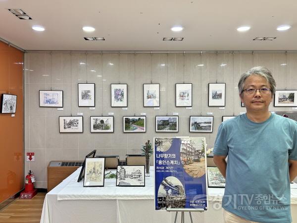 [크기변환]사본 -3-1. 용인중앙도서관에서 전시를 열고 있는 곽석경 작가.jpg