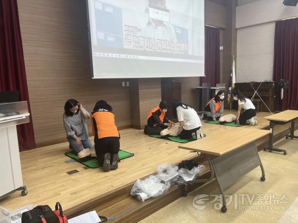 [크기변환]사본 -5. 기흥구보건소는 시민들이 응급상황이 발생하면 신속하게 대처할 수 있도록 신갈동 주민자치센터에서 오는 11월까지 심폐소생술 실습 교육을 운영한다. (사진은 교육 장면).jpg