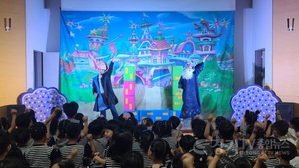 [크기변환]사본 -4. 처인구보건소가 지난 6~7일 이틀간 어린이들의 올바른 식습관 형성을 돕기 위해 체험형 건강놀이 인형극 ‘튼튼 탐험대’를 상연했다..jpg