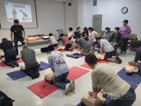 [크기변환]사본 -5. 동백1동이 지난 13일 통장 27명을 대상으로 심폐소생술 교육을 진행했다..jpg