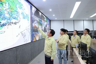 [크기변환]사본 -집중호우대비 재난안전상황실 방문(1).jpg