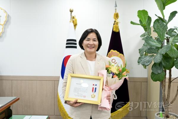 [크기변환]사본 -(보도자료) 윤순옥 양평군의회 의장, 대한민국지방의정봉사상 수상 20230714-1.jpg