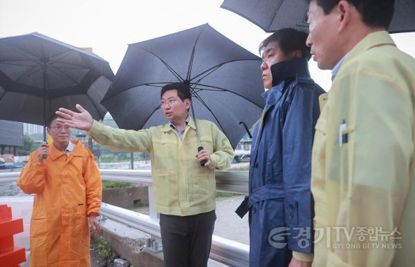 [크기변환]사본 -9-3. 이상일 용인특례시장이 13일 오후 수지구 동천동 고기교를 찾아집중호우 대비 태세를 점검했다..jpg