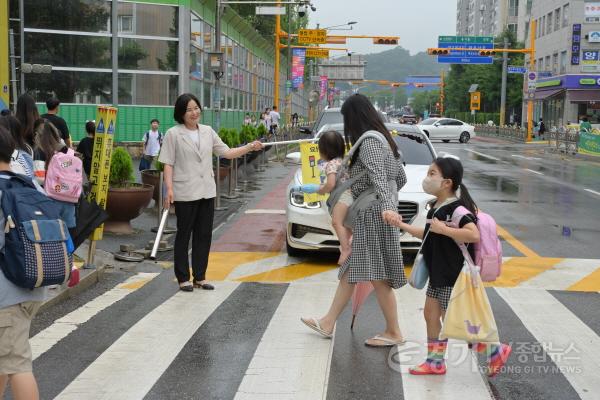 [크기변환]사본 -02 양평초등학교 등굣길 교통지도 봉사-윤순옥 의장.jpg