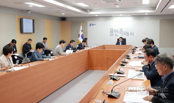 [크기변환]사본 -3-2.7월 17일 이상일 용인특례시장이 간부공무원회의를 주재하고 있다..jpg