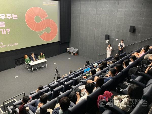 [크기변환]사본 -사진자료_제8회 수원사람들영화제_보통의 우주는 찬란함을 꿈꾸는가 GV(김보원 감독).jpg