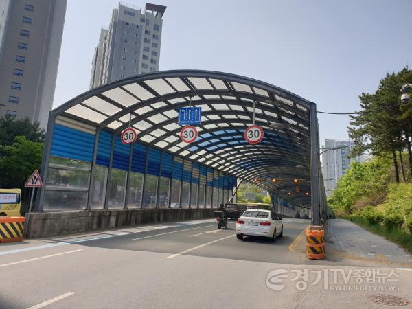 [크기변환]사본 -3-2. 용인특례시가 관내 PMMA 소재의 방음터널에 불연성 자재로의 교체 공사를 추진한다. 사진은 교체 대상 중 하나인 성복방음터널..jpg