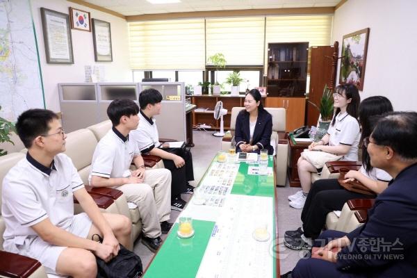 [크기변환]사본 -사진(숙지고 학생들과의 인터뷰) (1).jpg