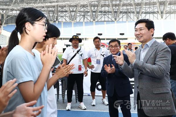 [크기변환]사본 -10-3. 21일 ‘2023용인 KTFL전국실업육상경기 챔피언십 대회’ 개막식 참석해 선수들을 격려한 이상일 용인특례시장..jpg