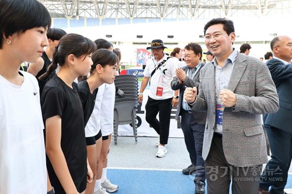[크기변환]사본 -10-2. 21일 ‘2023용인 KTFL전국실업육상경기 챔피언십 대회’ 개막식 참석해 선수들을 격려한 이상일 용인특례시장..jpg