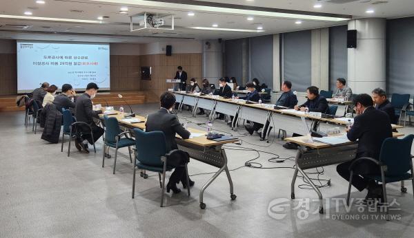 [크기변환]사본 -4. 용인특례시가 적극행정위원회를 열어 우수사례를 심사하고 있다.jpg