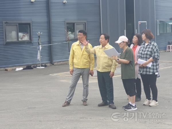 [크기변환]사본 -(0722)[산림녹지과] (사진1)22일 주광덕 남양주시장(왼쪽 두번째)과 시 공무원들이 오납읍의 현장을 찾아 상황을 살피며 현장 점검을 실시했다..jpg