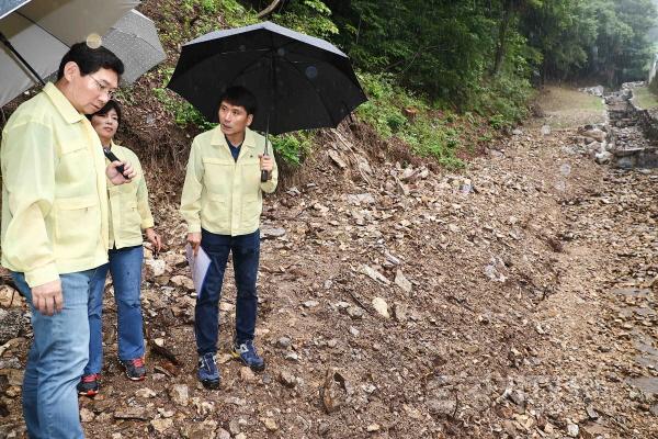 [크기변환]사본 -1-2. 이상일 용인특례시장(왼쪽)이 22일 수지구 고기동 산7-1번지를 방문해 관계자에게 집중에 호우에 대비한 철저한 대응을 주문했다..jpg