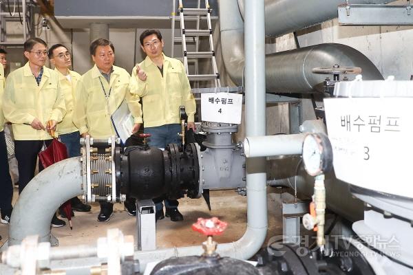 [크기변환]사본 -1-3. 이상일 용인특례시장(오른쪽)이 22일 죽전지하차도 시설을 방문해 관계자에게 집중 호우에 대비한 철저한 대응을 주문했다..jpg