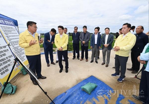 [크기변환]사본 -이재준 수원특례시장, 자매도시 논산 방문해 시민·공직자가 모은 수해복구 성금 전달(3).jpg